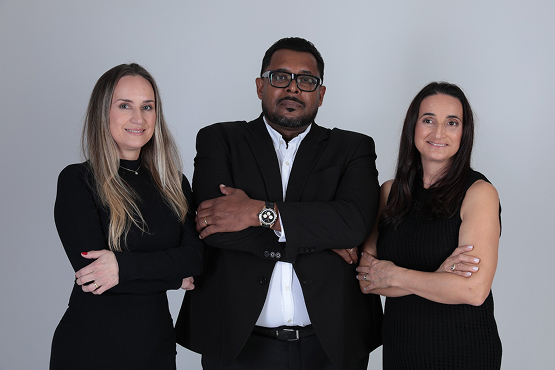 Colaboradores da ZKF Contabilidade posando juntos na seção institucional